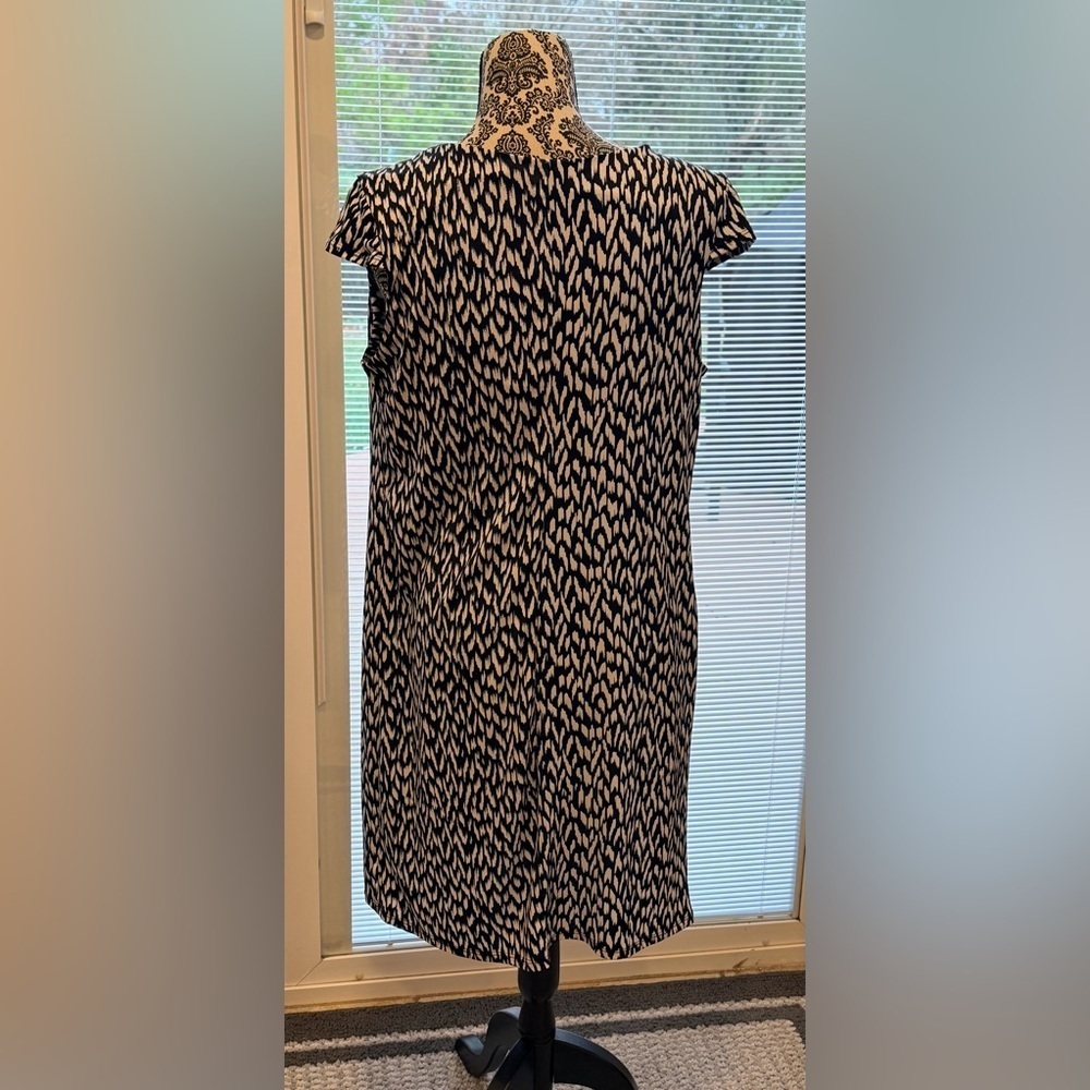 Elegant Black and white Patterned dress size 12p - Picture 5 of 9